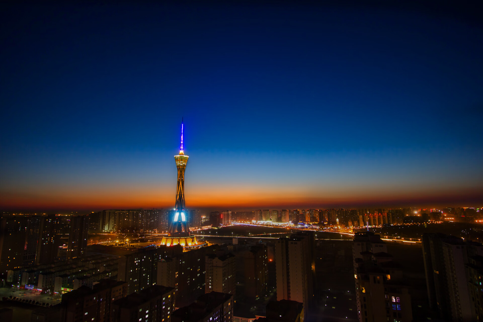 西班牙成功举办国际马术大奖赛，吸引全球顶级骑手参赛。，西班牙骑术学校