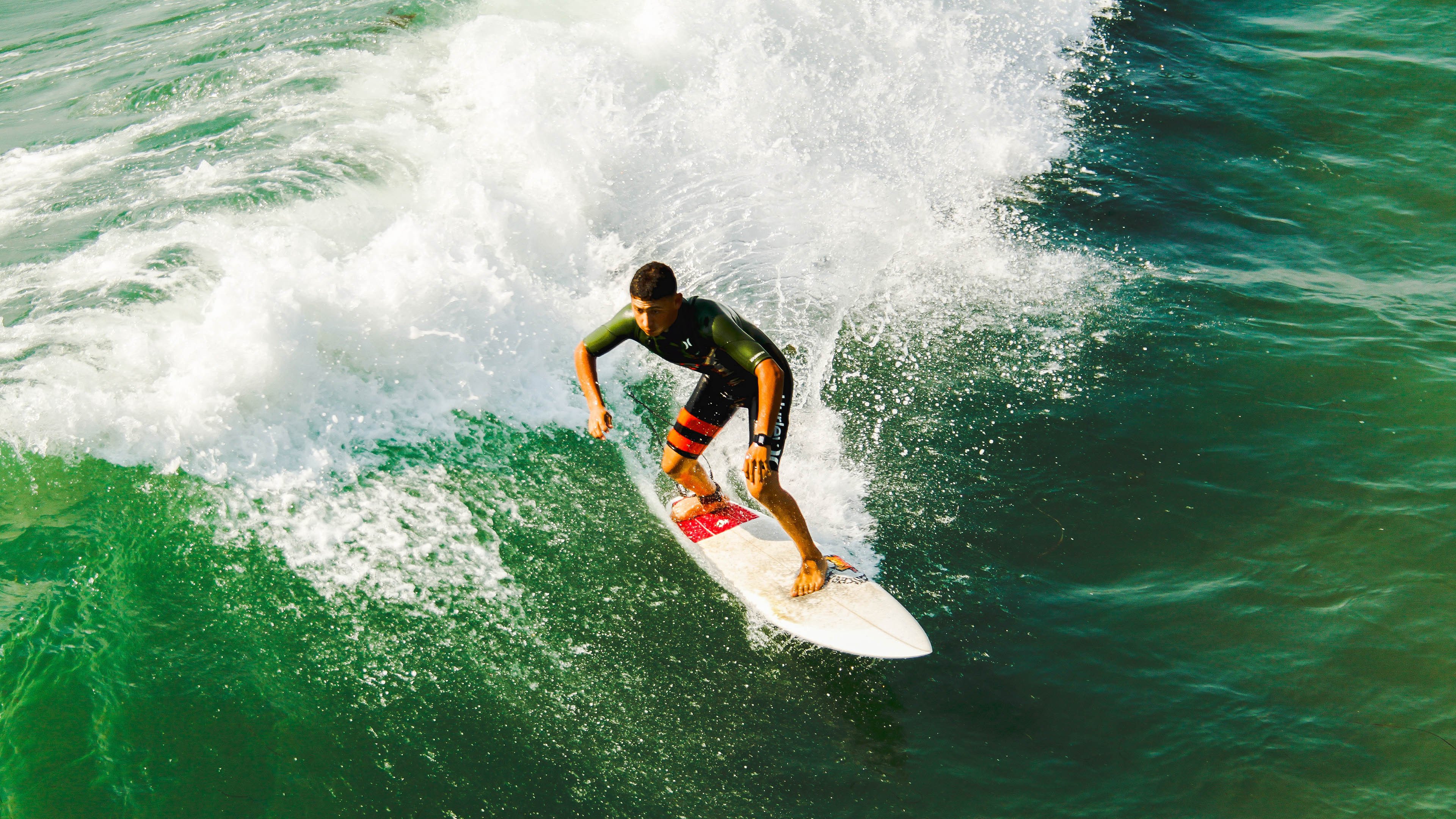 爱游戏APP-英超比赛中，精彩传球频频制造精彩得分机会，英超2021-2022年转播